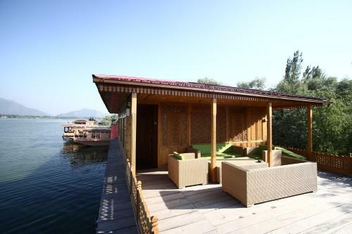 Mascot Houseboats
