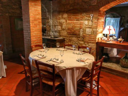 Modern Holiday Home In Colle Di Val D'elsa With Pool