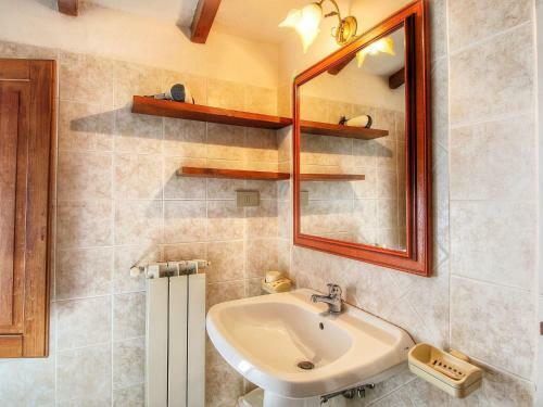 Modern Holiday Home In Colle Di Val D'elsa With Pool