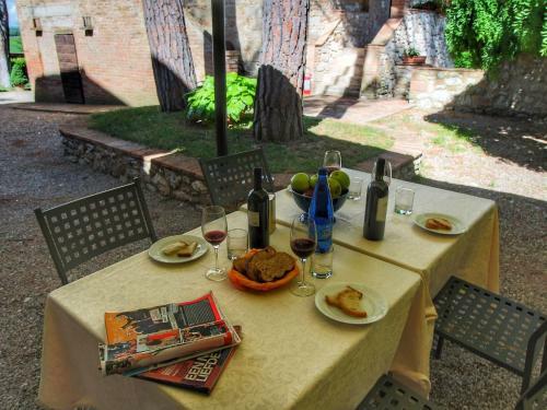Modern Holiday Home In Colle Di Val D'elsa With Pool