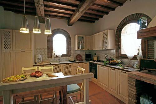 Montaione Villa Sleeps 10 Pool Air Con Wifi