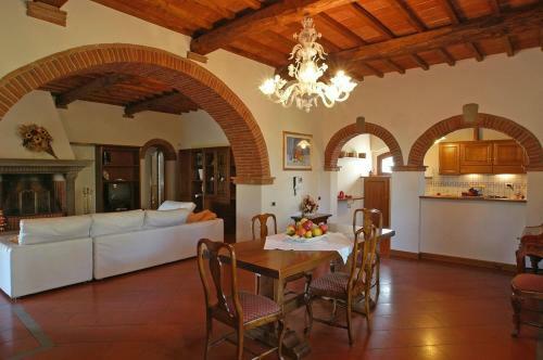 Montaione Apartment Sleeps 8 T242060
