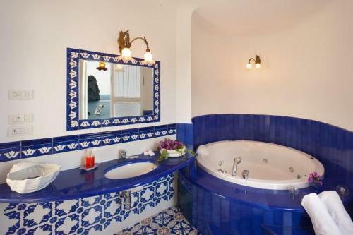 Marina Del Cantone Villa Sleeps 14 Air Con