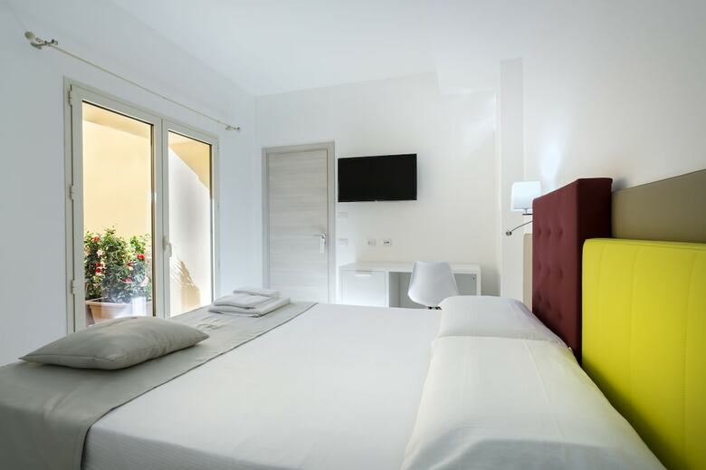 Hostal Th Collection Rooms