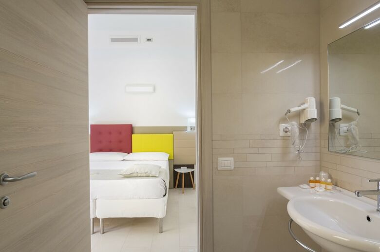 Hostal Th Collection Rooms