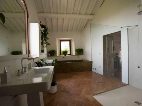 Petrognano Villa Sleeps 16 Pool Air Con Wifi
