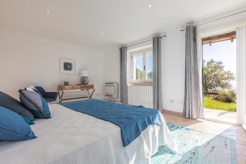 Cala Piccola Villa Sleeps 13 Pool Wifi T763419