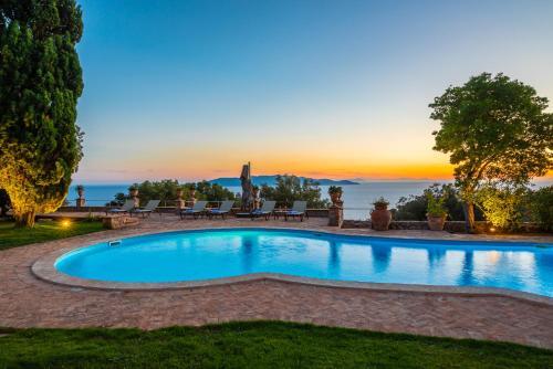 Cala Piccola Villa Sleeps 13 Pool Wifi T763419