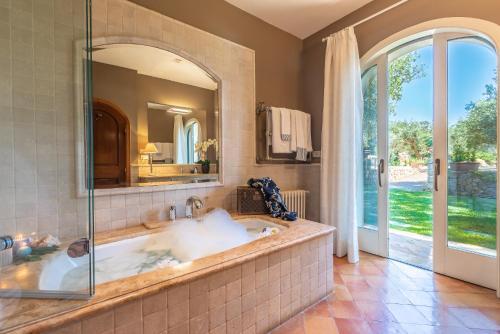 Cala Piccola Villa Sleeps 13 Pool Wifi T763419
