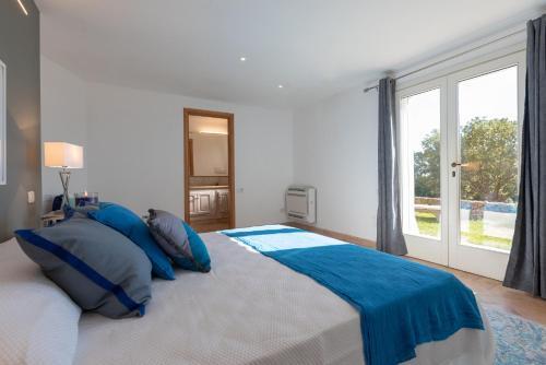 Cala Piccola Villa Sleeps 13 Pool Wifi T763419