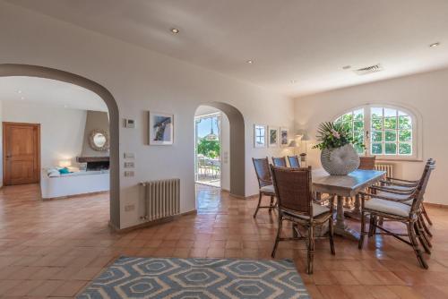 Cala Piccola Villa Sleeps 13 Pool Wifi T763419
