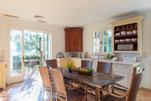 Cala Piccola Villa Sleeps 13 Pool Wifi T763419