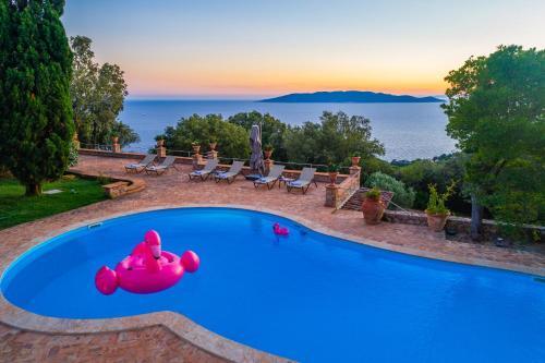 Cala Piccola Villa Sleeps 13 Pool Wifi T763419