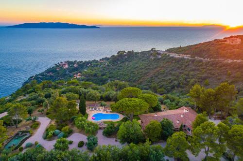 Cala Piccola Villa Sleeps 13 Pool Wifi T763419