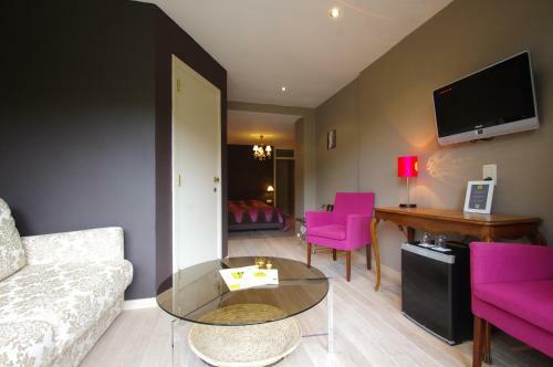 Hotel Logis Hostellerie De La Claire Fontaine