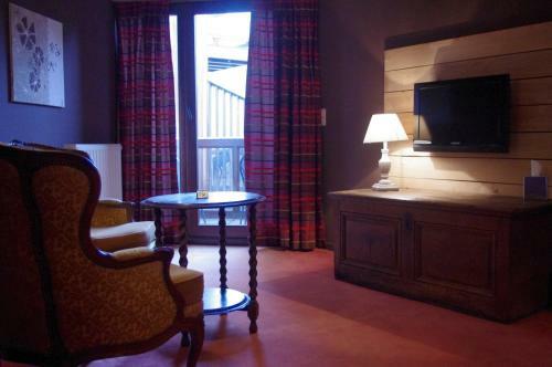 Hotel Logis Hostellerie De La Claire Fontaine