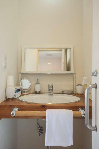 Hermit Hills Apartment In Okinawa Colors