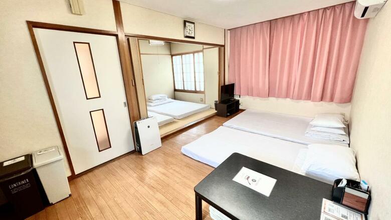 Hostal Guest House 017 Reina