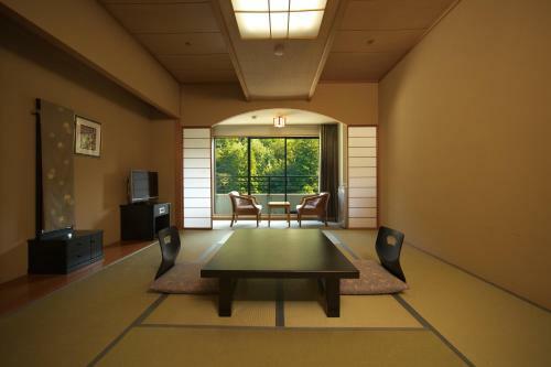 Royal Hotel Yamanaka Onsen Kajikaso