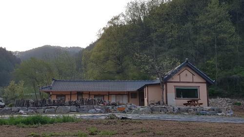 Lodge Moonlight House