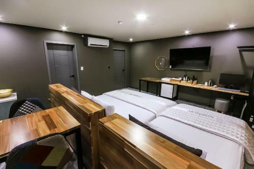 Hit Hotel