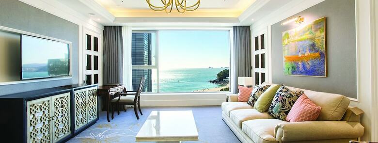 Baymond Hotel