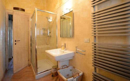 Battifolle-ruscello-poggiola Villa Sleeps 8 Pool