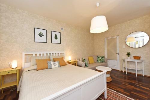 Hostal Holiday House Apartments