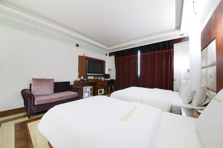 Carlton Hotel