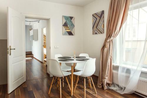 Lux Old Town Apartment