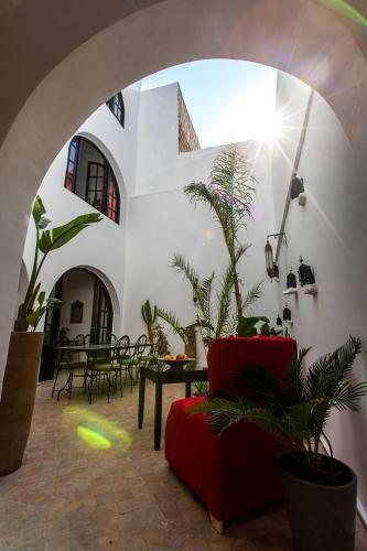Hostal Riad Dar Awil