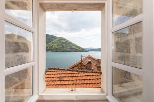 Apartamentos Perast Sea Window