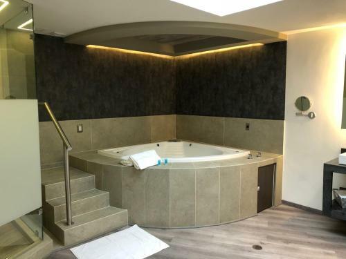 Hotel Kaia Suites