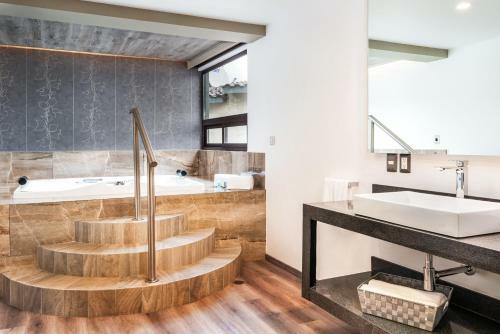 Hotel Kaia Suites