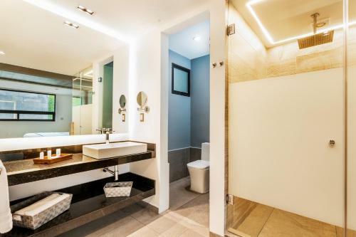 Hotel Kaia Suites