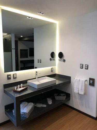 Hotel Kaia Suites