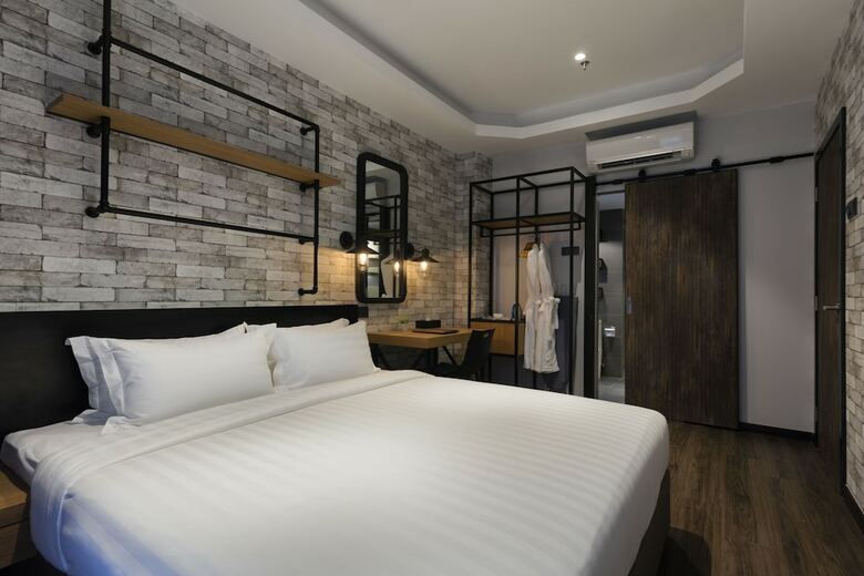 M Summit 191 Executive Hotel Suites
