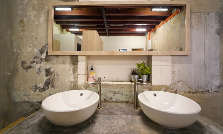 D� Cafe & Rest House