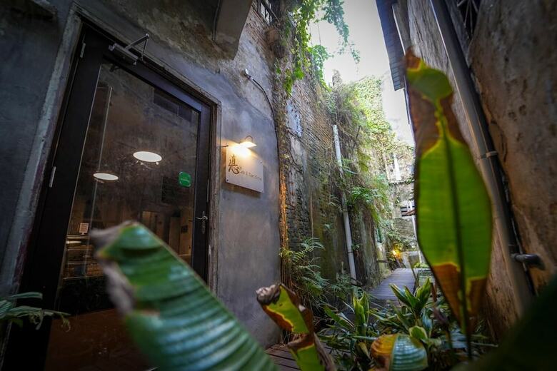D� Cafe & Rest House