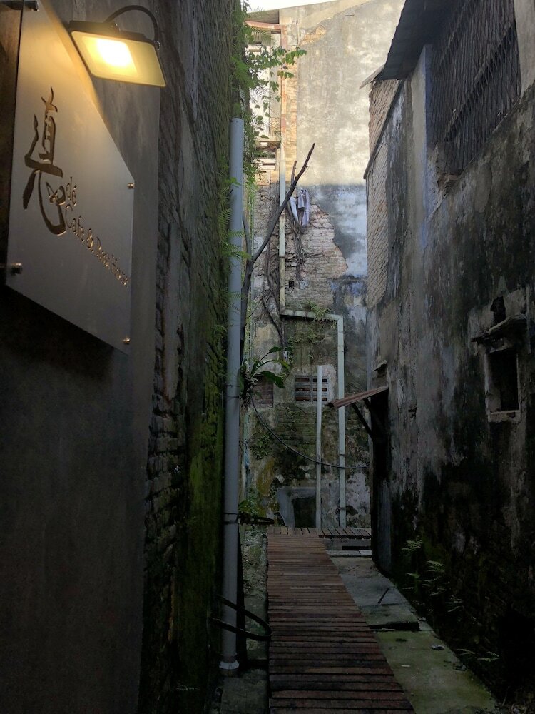 D� Cafe & Rest House