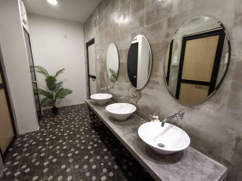 Iconic Suites & Pods Hotel