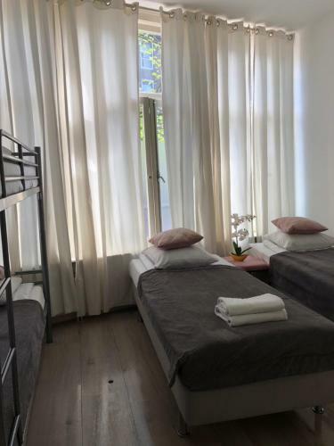 Bed & Breakfast Amsroom - Females Only