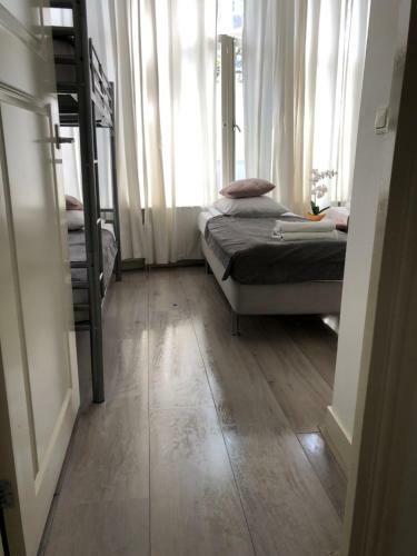 Bed & Breakfast Amsroom - Females Only