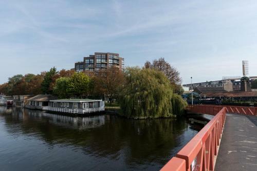 The Modern Houseboat