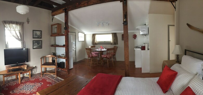 Bed & Breakfast Karamana Homestead (1872)