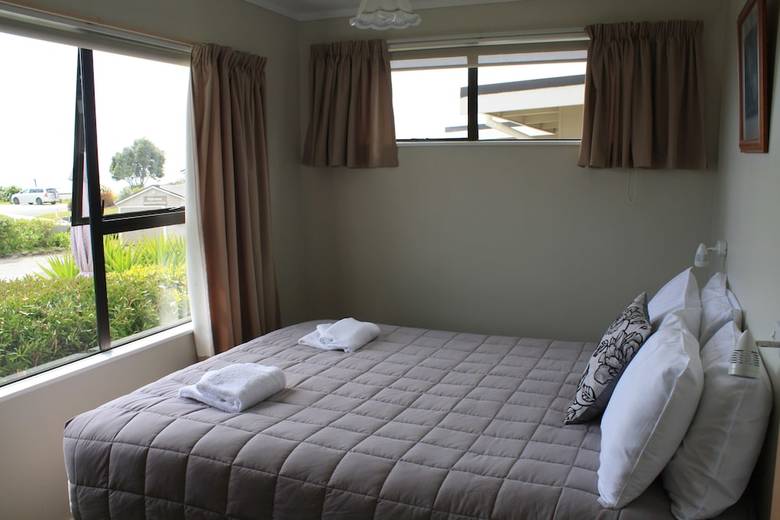 Pohara Beachfront Motel