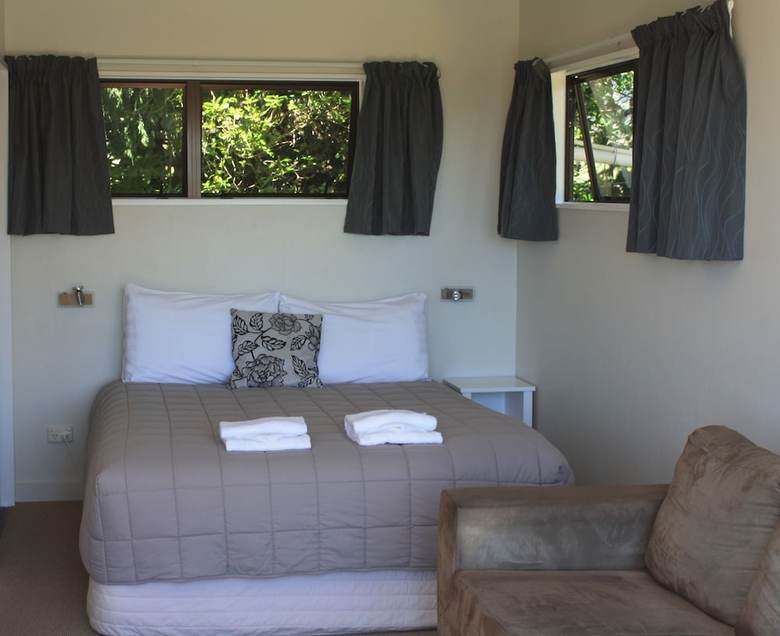 Pohara Beachfront Motel