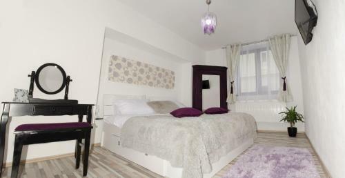 Queen's Apartment & Studio