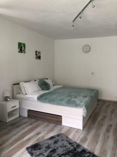 Queen's Apartment & Studio