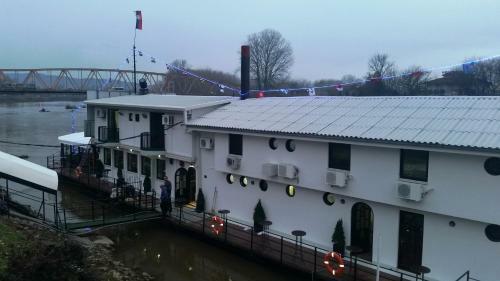 Cruiser Hotel